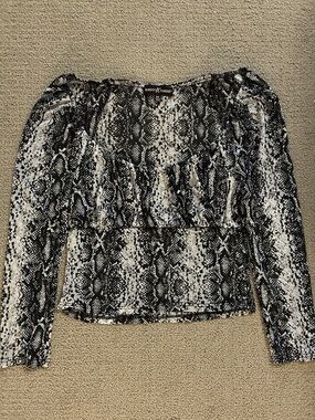 Almost Famous Black & White Snake Print Ruffle Long Sleeve Top
